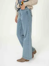 Jeans celestes de corte clásico, con diseño de cinco bolsillos y ajuste cómodo.