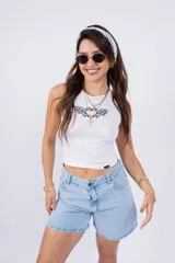 Musculosa corta negra con cuello redondo y estampado frontal de un corazón tribal blanco.