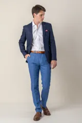 Saco de lino color beige, corte slim fit, con solapa de muesca, cierre de dos botones, bolsillo en el pecho y dos bolsillos delanteros con solapa. Medio forro.