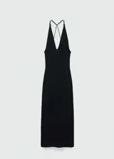 Vestido negro de punto fino, largo, con escote de pico, espalda abierta y tirantes finos.