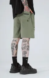 Bermuda militar de corte oversize con múltiples bolsillos, detalles reflectivos y cinturón con hebilla.