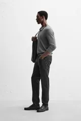 Pantalón de jean azul oscuro, corte slim fit, tiro medio, cinco bolsillos, tejido elástico y efecto lavado.