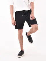Bermuda deportiva azul marino con cintura elástica ajustable con cordón.