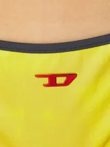 Conjunto de bikini Diesel con estampado marmoleado en tonos grises y negros. El corpiño es de corte triangular con tirantes finos y el logo de la marca en rojo. La bombacha es de corte clásico con lazos laterales y el logo de la marca en rojo.