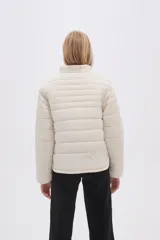 Campera puffer negra con cuello mao y cierre frontal con cremallera.
