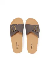 Sandalias bajas color tostado, con base de corcho y tira ancha de cuero sintético con hebilla metálica ajustable.