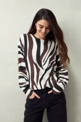 Sweater de punto liviano con estampado animal print estilizado en tonos neutros. De silueta relajada y tejido suave al tacto.