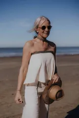 Top strapless color blanco con ribete azul brillante.