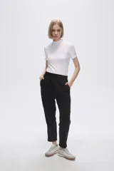Pantalón de jogging verde militar con cintura elástica ajustable con cordón y bolsillos laterales.