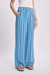 Pantalón de viscosa con rayas verticales en tonos de azul y amarillo.