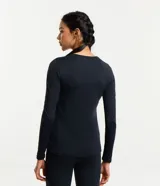 Remera deportiva negra de poliamida con protección UV, mangas largas y corte raglán.