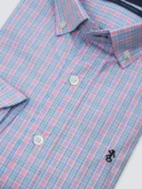 Camisa de hombre de manga larga con diseño a cuadros en tonos rosa y celeste, confeccionada en algodón. Cuenta con cuello abotonado y logo bordado en el pecho.