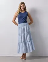 Falda midi a rayas verticales celestes y blancas, con pretina ancha elastizada en punto smock y volados en los cortes.