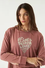 Remera de manga larga color ladrillo, con cuello bote y estampado frontal con la frase "But love is blind & lovers cannot see" en color plateado.