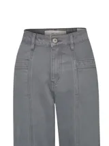 Pantalón de jean azul de tiro alto, corte recto, con bolsillos tipo cargo y detalles de costuras en contraste.