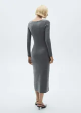 Vestido midi de punto color beige, de corte ajustado y manga larga.