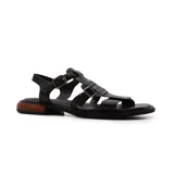 Sandalias bajas de cuero negro con tiras anchas y hebillas plateadas. La suela es plana con detalle de madera en el talón.