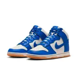 Zapatillas Nike Dunk Hi Retro SE de caña alta, color blanco y azul, con suela de goma color caramelo.