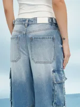 Pantalón de jean celeste, corte wide leg, con bolsillos cargo laterales y cintura alta.