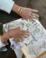 Anillo plateado con forma orgánica irregular, similar a un crustáceo marino.