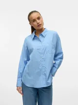 Camisa celeste a rayas blancas, holgada con cuello clásico, mangas largas y cierre de botones.
