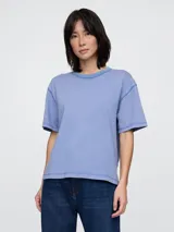 Remera verde oliva de corte cropped, con cuello redondo y mangas cortas.