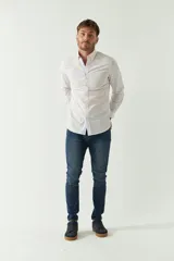 Camisa de manga larga color amarillo claro, confeccionada en lino y algodón, corte semi slim y logo bordado.