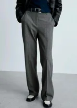 Pantalón de pana gris, de corte recto, con cintura elástica y tiro alto.