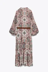 Vestido largo con estampado paisley multicolor, cuello solapa, escote en pico y mangas largas abullonadas. Incluye cinturón marrón.