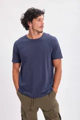 Remera azul marino de manga corta con cuello redondo.