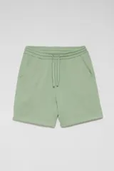 Bermuda deportiva verde con cintura elástica y cordón ajustable.