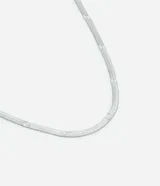 Collar femenino de eslabones tipo espiga (herringbone) en tono plateado, fabricado en acero inoxidable reciclado. Presenta pequeños grabados en forma de estrella a lo largo de la cadena.