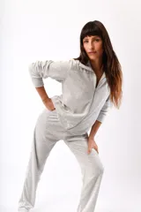 Conjunto de dos piezas de terciopelo color gris claro, con chaqueta de cierre y pantalón largo.