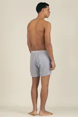 Short de baño a rayas verticales azules y blancas, con cintura elástica ajustable con cordón y logo bordado en la pierna.