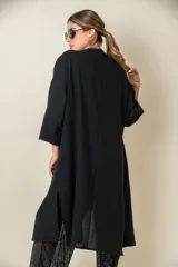 Túnica larga color negro con detalles en beige y aplique de blonda en la parte delantera, con bolsillos laterales y calce holgado.