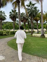 Pantalón largo color crema de chenille, corte recto y holgado.