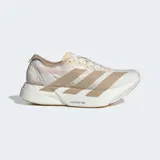 Championes de running Adidas Adizero Adios Pro 4, color blanco con detalles en beige y rosa. Cuentan con tecnología Lightstrike Pro, varillas de carbono Energyrods 2.0 y suela de caucho Continental.