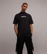 Pantalón cargo recto color negro, de sarga de algodón, con bolsillos laterales con hebillas y trabillas en la cintura.