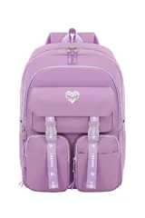 Mochila color verde con detalles en celeste, múltiples bolsillos frontales con cierre y correas ajustables con la palabra 'Trendy' estampada.