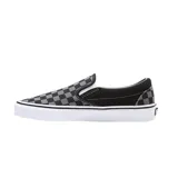 Zapatillas Vans Classic Slip-On con estampado a cuadros en blanco y negro, con suela blanca de goma.