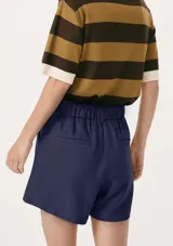 Short azul marino de corte recto con cinturón marrón.