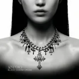 Collar plateado de cadena gruesa con dijes colgantes de cruces de diferentes diseños, puntas metálicas y cuentas negras.