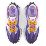 Championes New Balance 327 de dama, con capellada de gamuza y tela de nylon en colores rojo, violeta, gris y azul. Presentan logo "N" sobredimensionado en blanco, entresuela de goma blanca y suela de goma negra con diseño texturizado.
