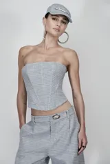 Corset strapless de tweed color celeste y blanco, con escote recto y terminación curvada en la cintura.
