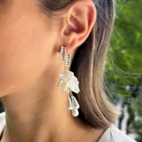 Caravanas de acero inoxidable con diseño de símil nácar y detalles en piedras y zirconias.