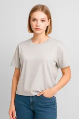 Remera manga corta gris claro, de algodón, corte holgado y cuello redondo.
