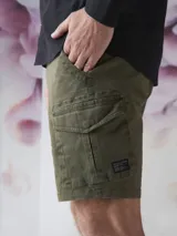 Bermuda de gabardina color marrón con múltiples bolsillos tipo cargo.