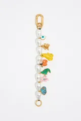 Pulsera de perlas irregulares con charms colgantes de motivos selváticos y cierre de mosquetón dorado.