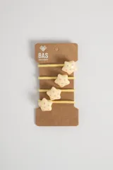 Pack de cuatro gomitas para el pelo con elástico amarillo y apliques de estrellas color crema con lunares rosados.