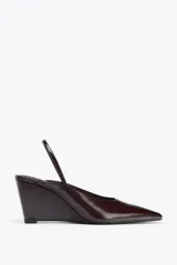 Zapato destalonado color marrón con tacón de cuña y punta fina.